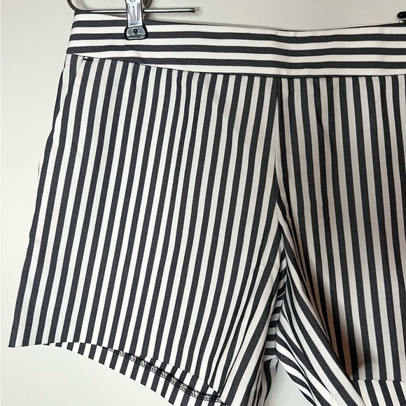 Express NEW Casual Striped Mid Rise Side Zip Pull On Shorts Sz 2 - Picture 3 of 6